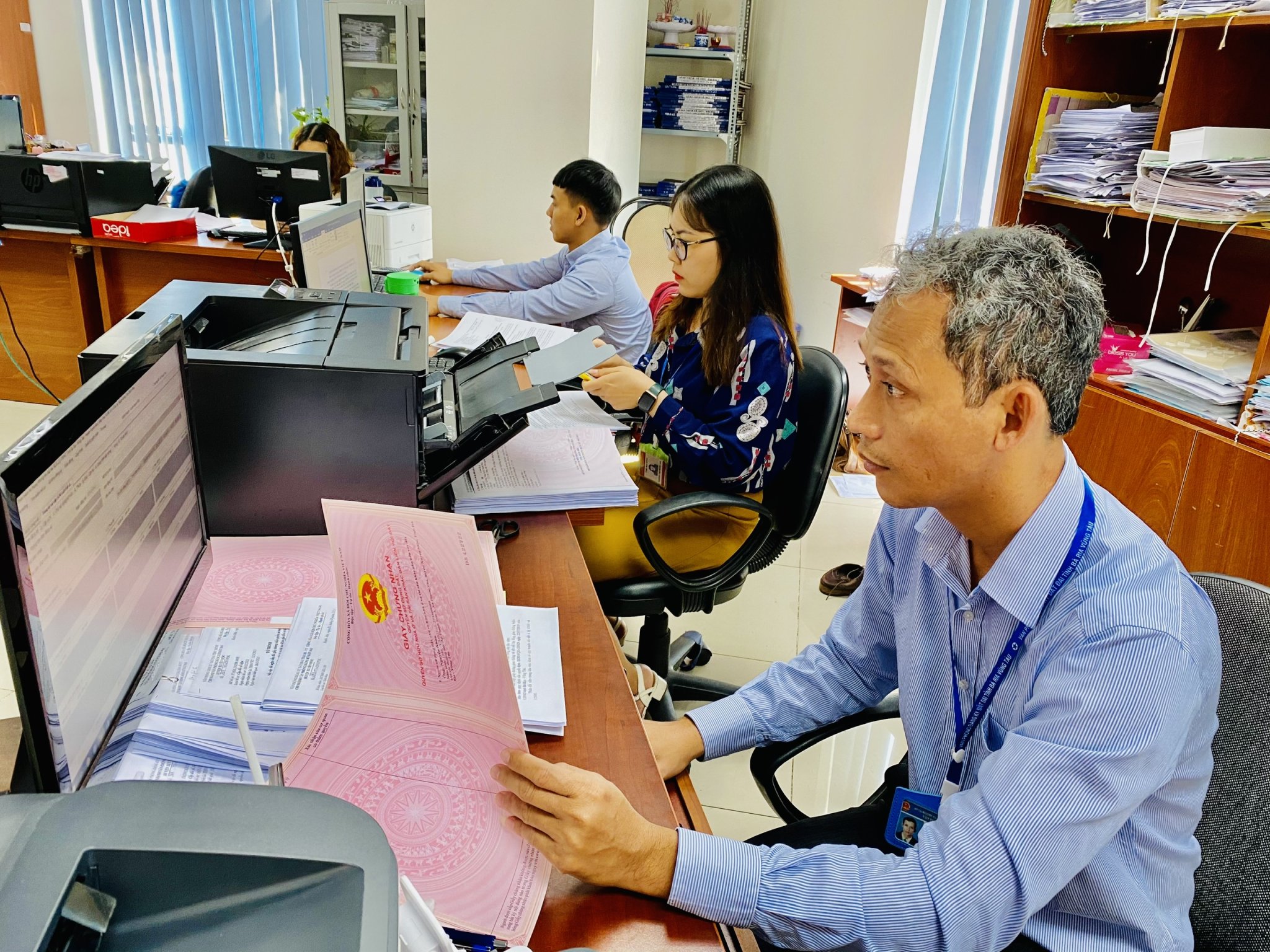 Nhân viên Văn phòng Đăng ký đất đai tỉnh thực hiện thủ tục cấp giấy chứng nhận quyền sử dụng đất trên ứng dụng Vilis.