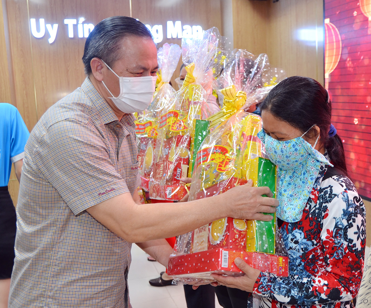 TS. Vũ Văn Đông, Phó Bí thư Đảng uỷ, Phó Hiệu trưởng Trường ĐH Bà Rịa-Vũng Tàu tặng quà Tết cho người nghèo trong chương trình Xuân yêu thương năm 2022.