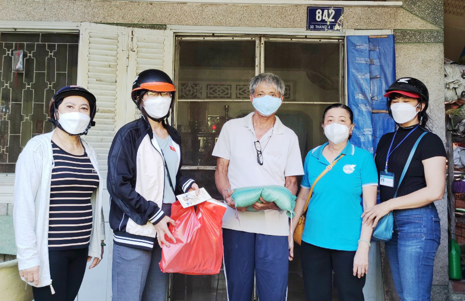 Đại diện Hội LHPN phường 11 và các nhà hảo tâm tặng quà cho người già có hoàn cảnh khó khăn.