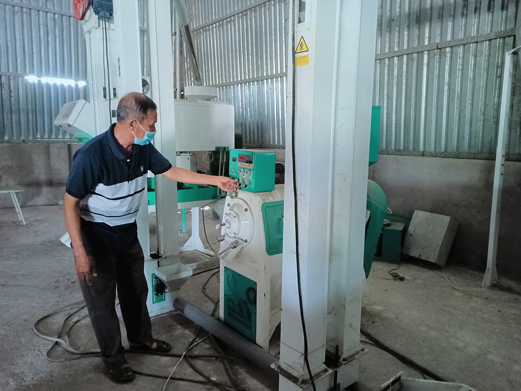 Sau 10 năm chuyển đổi hoạt động theo Luật HTX năm 2012, nhiều HXT trên địa bàn tỉnh đã có bước chuyển mình mạnh mẽ về cả chất lượng và số lượng. Trong ảnh: Máy đóng bao được HTX Nông nghiệp và dịch vụ An Nhứt sử dụng vào quá trình sản xuất.