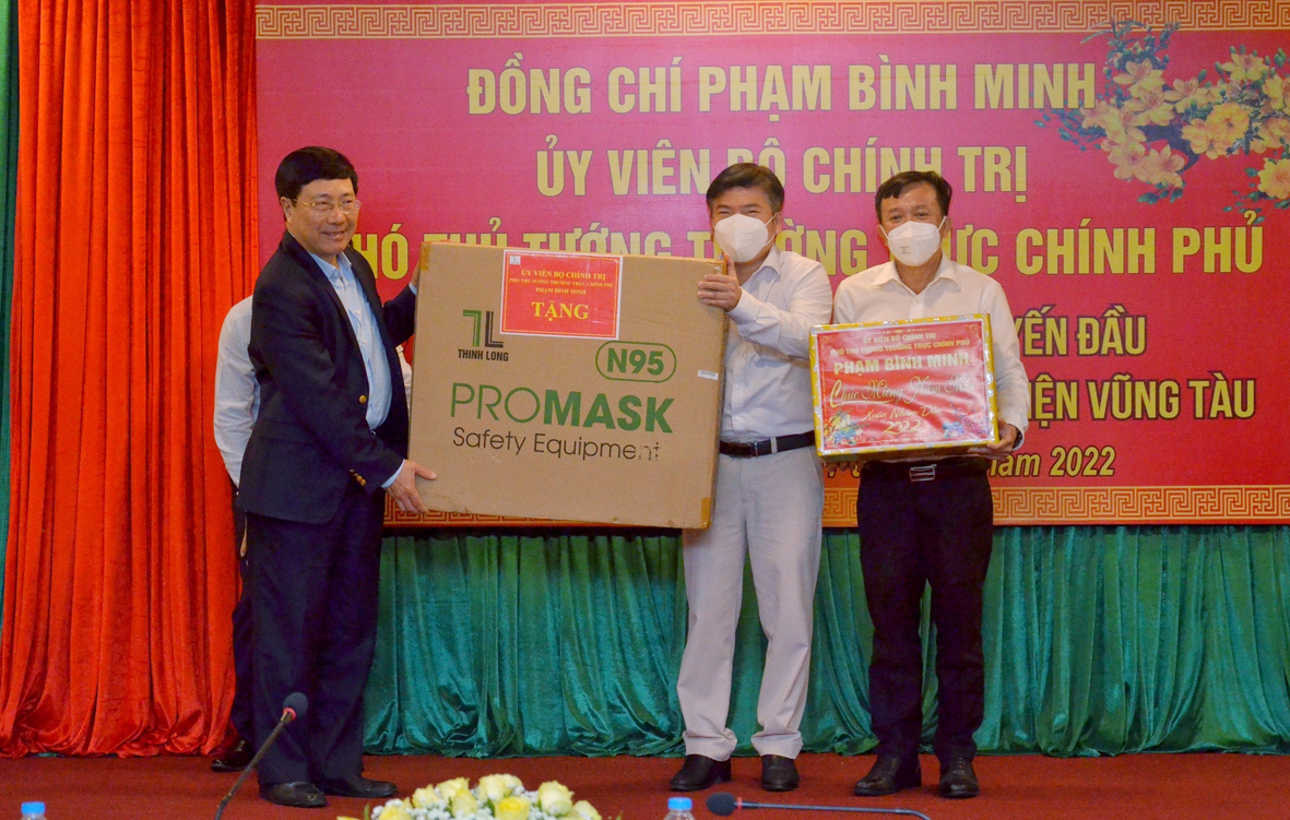 Phó Thủ tướng Thường trực Chính phủ Phạm Bình Minh tặng quà lượng tuyến đầu phòng, chống dịch COVID-19 tại Bệnh viện Vũng Tàu.