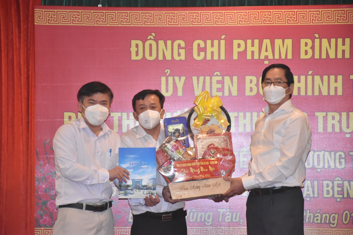 Ông Phạm Viết Thanh, Ủy viên Trung ương Đảng, Bí thư Tỉnh ủy, Chủ tịch HĐND tỉnh tặng quà của Tỉnh ủy, HĐND, UBND, UBMTTQVN tỉnh cho đại diện Bệnh viện Vũng Tàu.