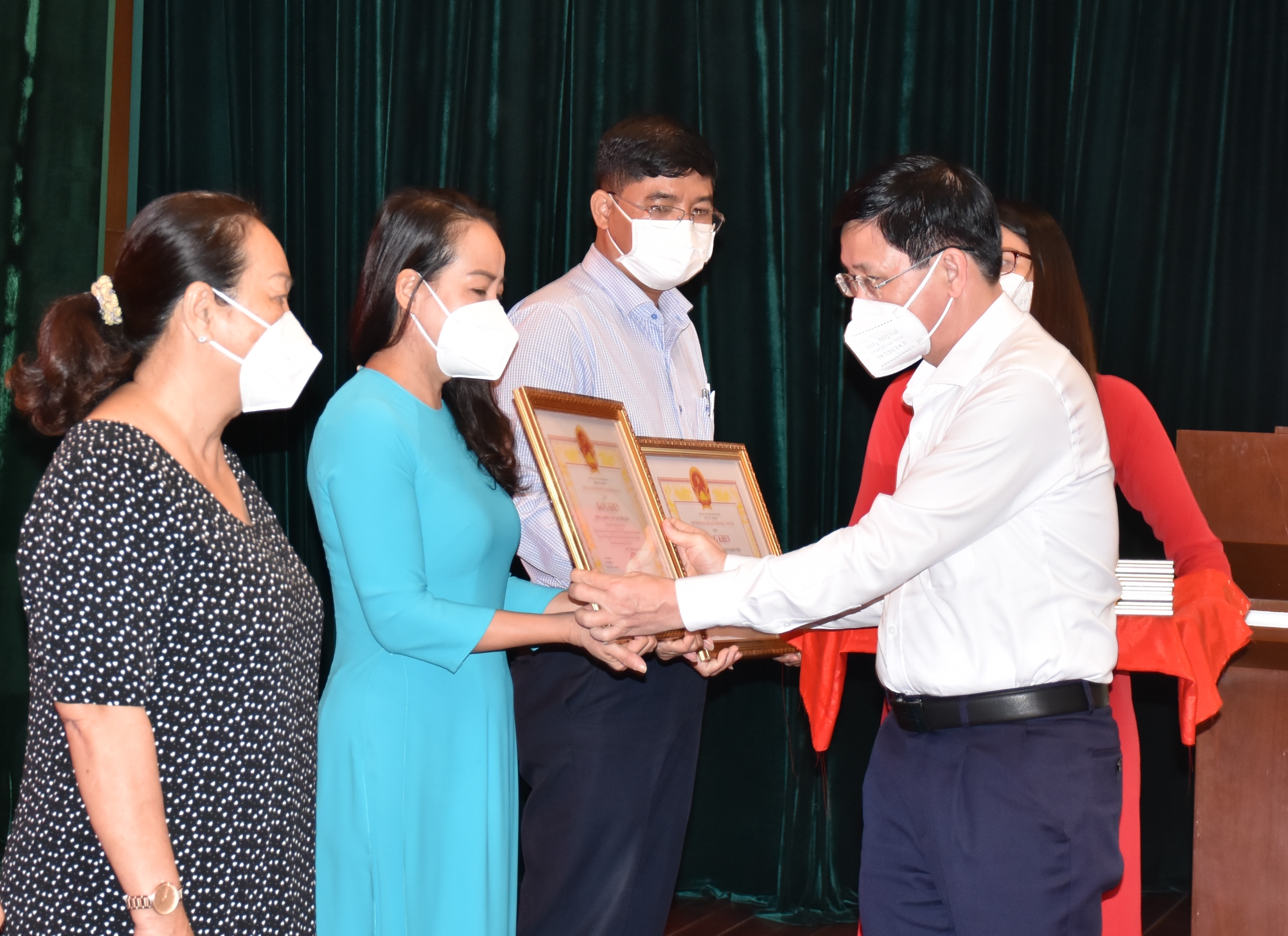Ông Lê Ngọc Khánh, Phó Chủ tịch UBND tỉnh trao bằng khen của Chủ tịch UBND tỉnh cho các tập thể có thành tích cao trong công tác tư pháp.
