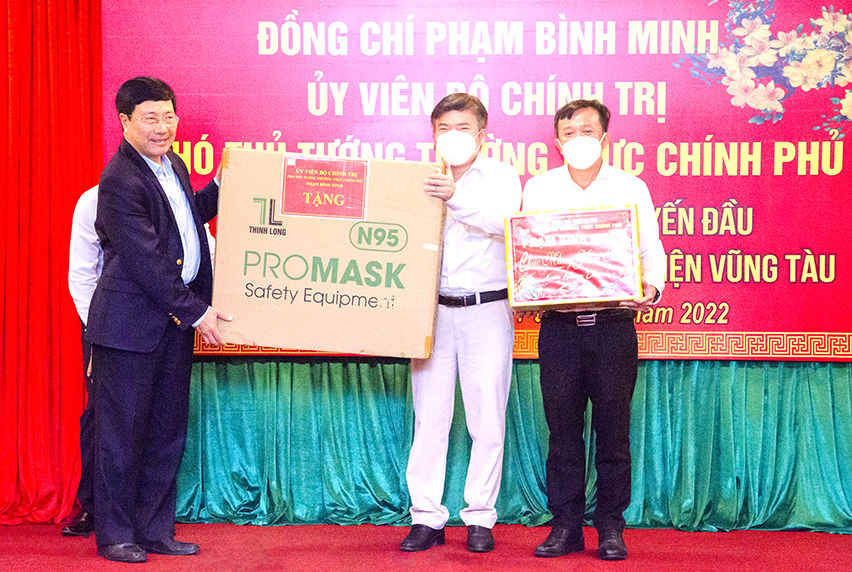 Phó Thủ tướng Thường trực Chính phủ Phạm Bình Minh tặng quà lượng tuyến đầu phòng, chống dịch COVID-19 tại  Bệnh viện Vũng Tàu.