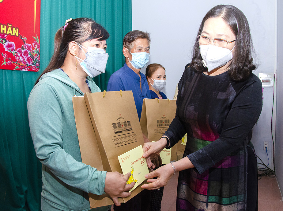 Bà Nguyễn Thị Yến, Phó Bí thư Thường trực Tỉnh ủy, Trưởng Đoàn ĐBQH tỉnh trao quà cho công nhân lao động có hoàn cảnh khó khăn, bị ảnh hưởng nặng bởi dịch COVID-19 tại TX. Phú Mỹ.