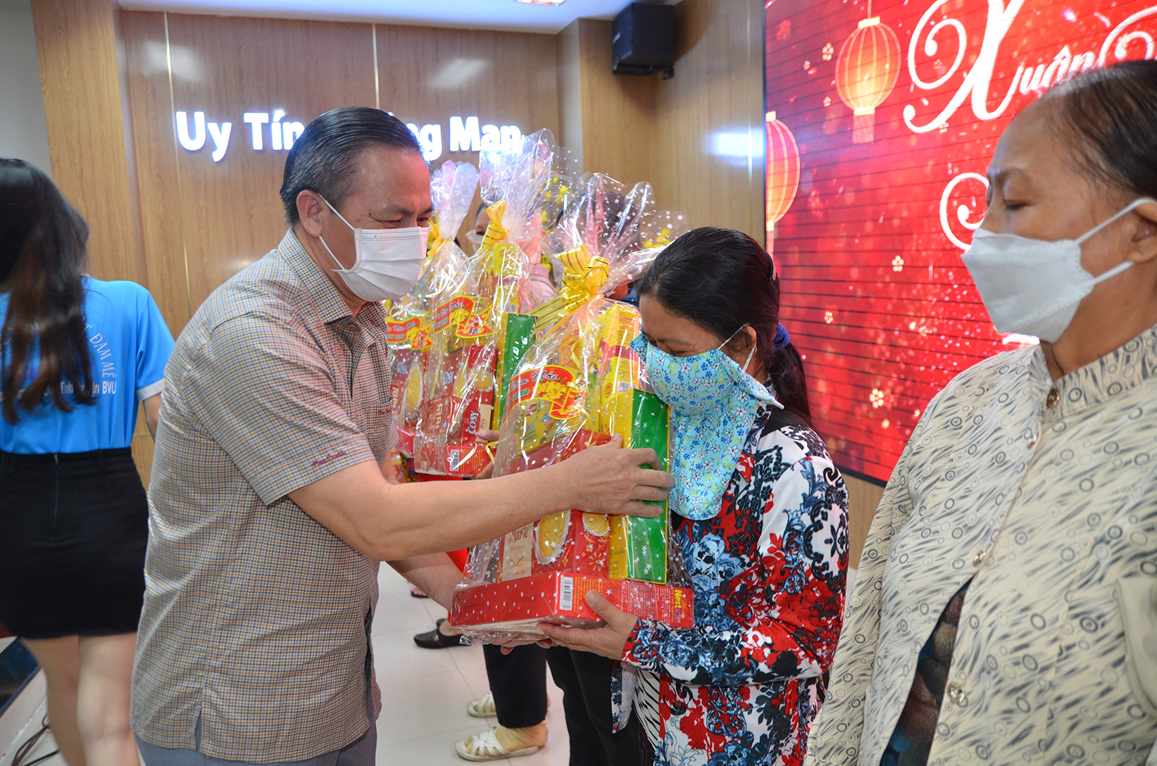 TS. Vũ Văn Đông, Phó Bí thư Đảng ủy, Phó Hiệu trưởng Trường ĐH Bà Rịa-Vũng Tàu tặng quà Tết  cho người nghèo trong chương trình “Xuân yêu thương” năm 2022.