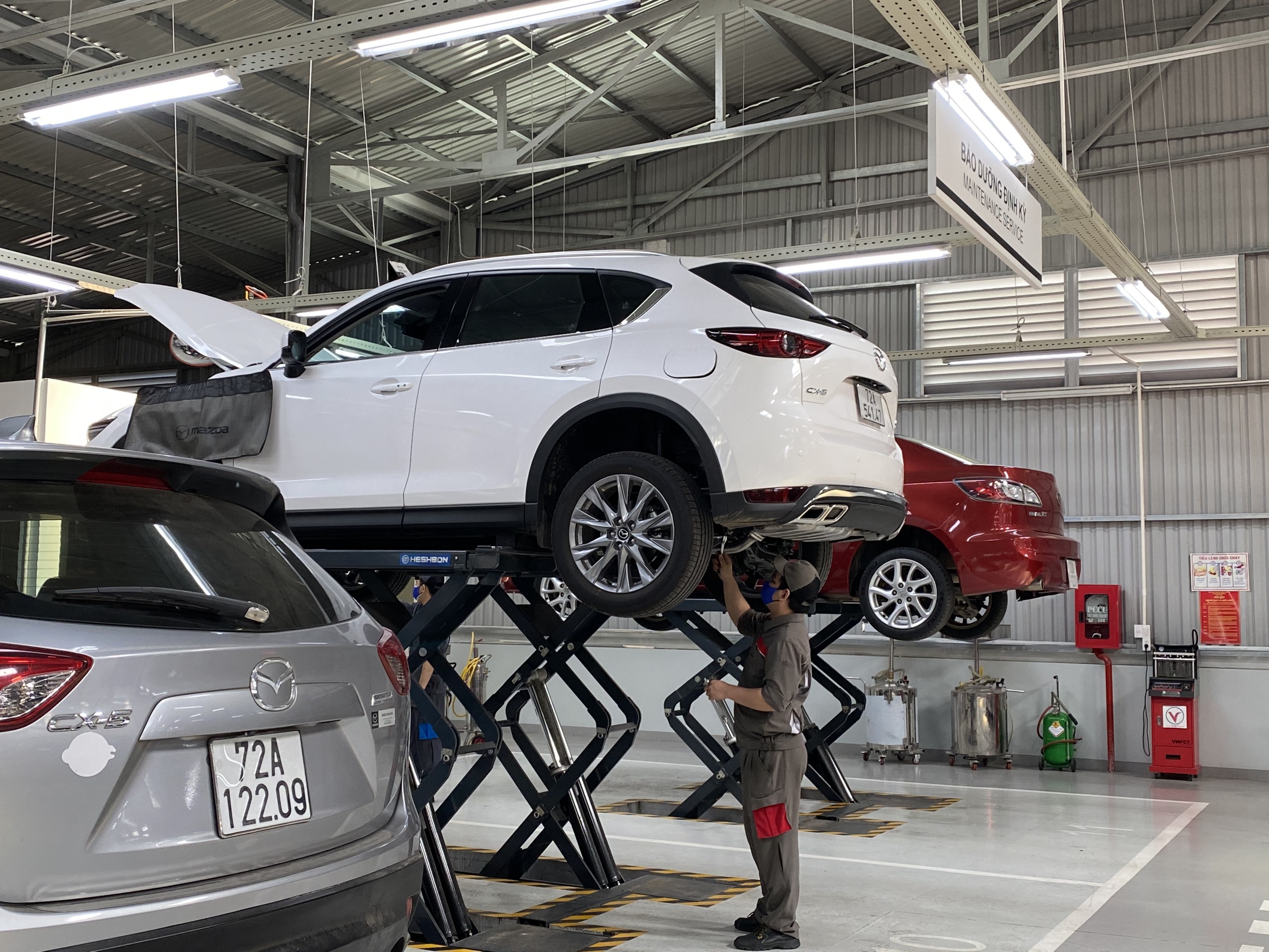 Nhân viên thực hiện bảo dưỡng xe cho khách tại trung tâm dịch vụ khách hàng của hãng Kia và Mazda thuộc hệ thống Thaco Trường Hải (TP. Vũng Tàu).