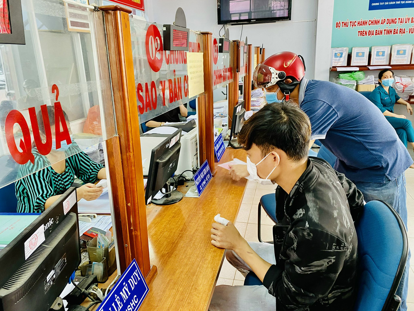 Việc đưa vào hoạt động tổng đài giải đáp dịch vụ công giúp cung cấp, giải đáp cho người dân, DN các thông tin cần thiết trước khi thực hiện dịch vụ công... Trong ảnh: Người dân thực hiện các thủ tục hành chính công tại bộ phận tiếp nhận và trả kết quả hồ sơ phường Mỹ Xuân (TX. Phú Mỹ).