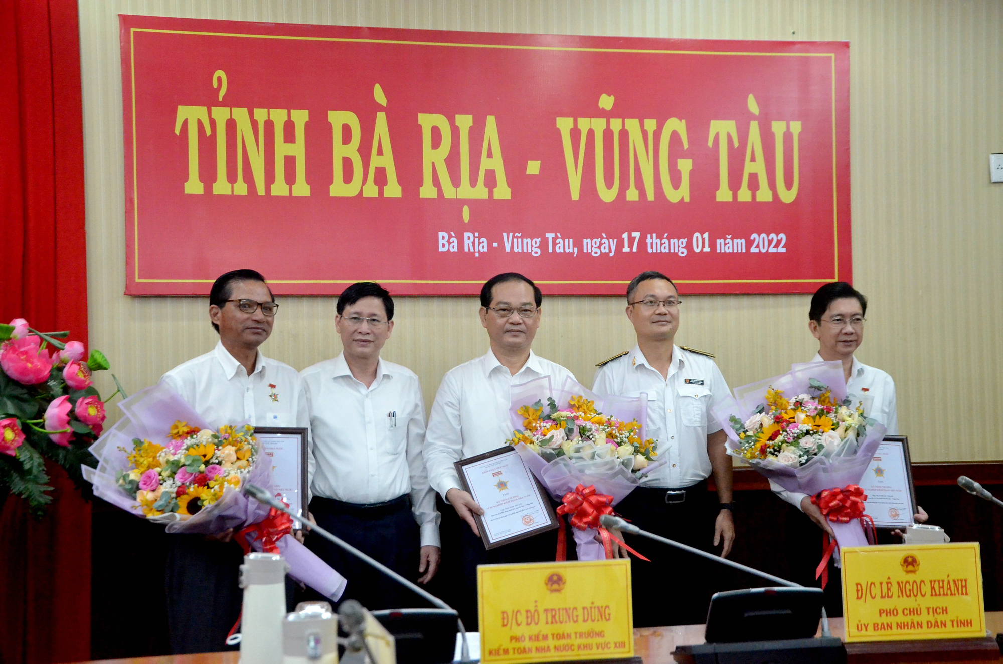 Ông Lê Ngọc Khánh, Phó Chủ tịch UBND tỉnh và ông Đỗ Trung Dũng, Phó Kiểm toán trưởng, Kiểm toán Nhà nước khu vực XIII trao Kỷ niệm chương “Vì sự nghiệp Kiểm toán Nhà nước” cho các cá nhân có nhiều đóng góp cho sự nghiệp xây dựng và phát triển của Kiểm toán Nhà nước thuộc tỉnh Bà Rịa-Vũng Tàu.
