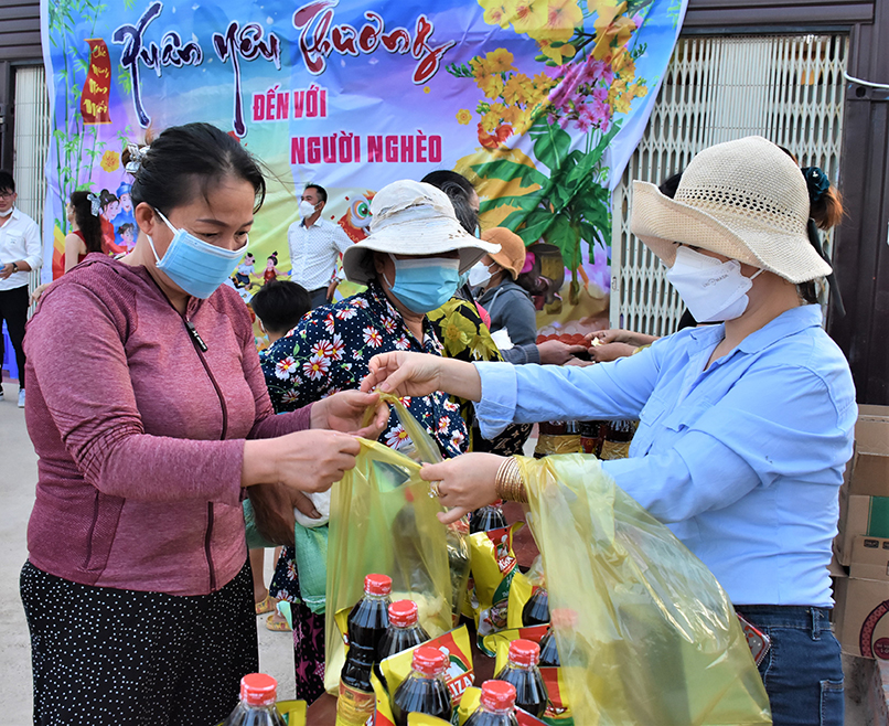 Người dân phấn khởi chọn lựa hàng hóa trong phiên chợ.