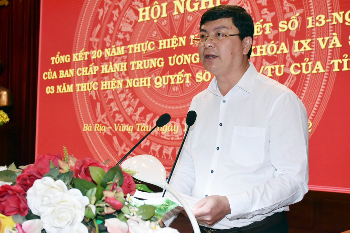 Ông Nguyễn Công Vinh, Phó Chủ tịch UBND tỉnh trình bày dự thảo Báo cáo tổng kết Nghị quyết số 13-NQ/TW trên địa bàn tỉnh.