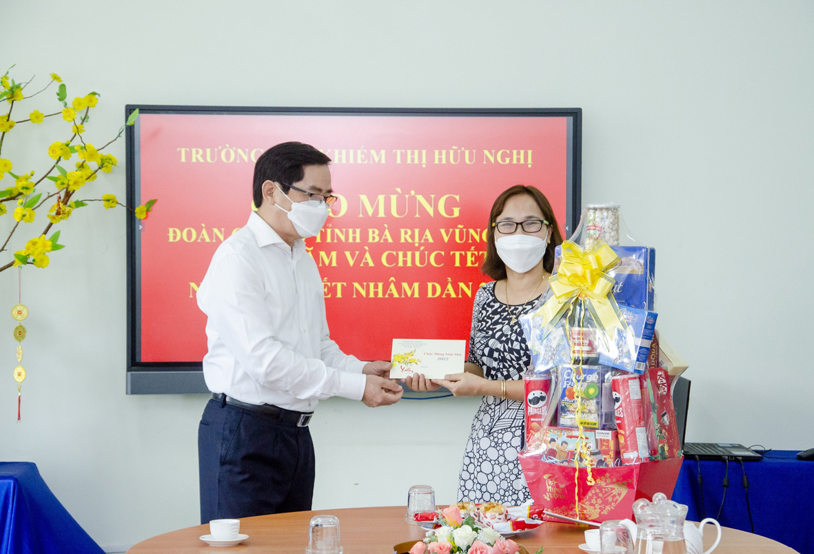 Ông Phạm Viết Thanh, Ủy viên Trung ương Đảng, Bí thư Tỉnh ủy, Chủ tịch HĐND tỉnh tặng quà Tết cho Ban Giám hiệu Trường Nuôi dạy trẻ khiếm thị Hữu Nghị (TX.Phú Mỹ).