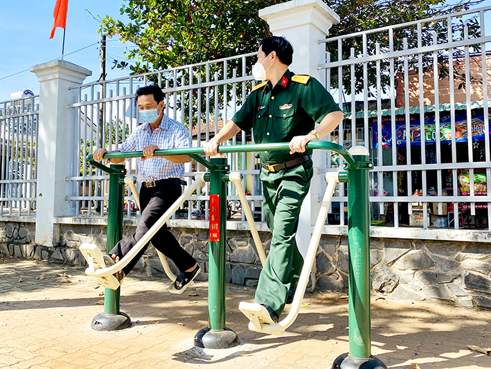 Giáo dân Giáo xứ Vinh Trung (xã Bình Trung, huyện Châu Đức) tập thể dục tại khu thể dục - thể thao ngoài trời do Bộ CHQS tỉnh trao tặng.