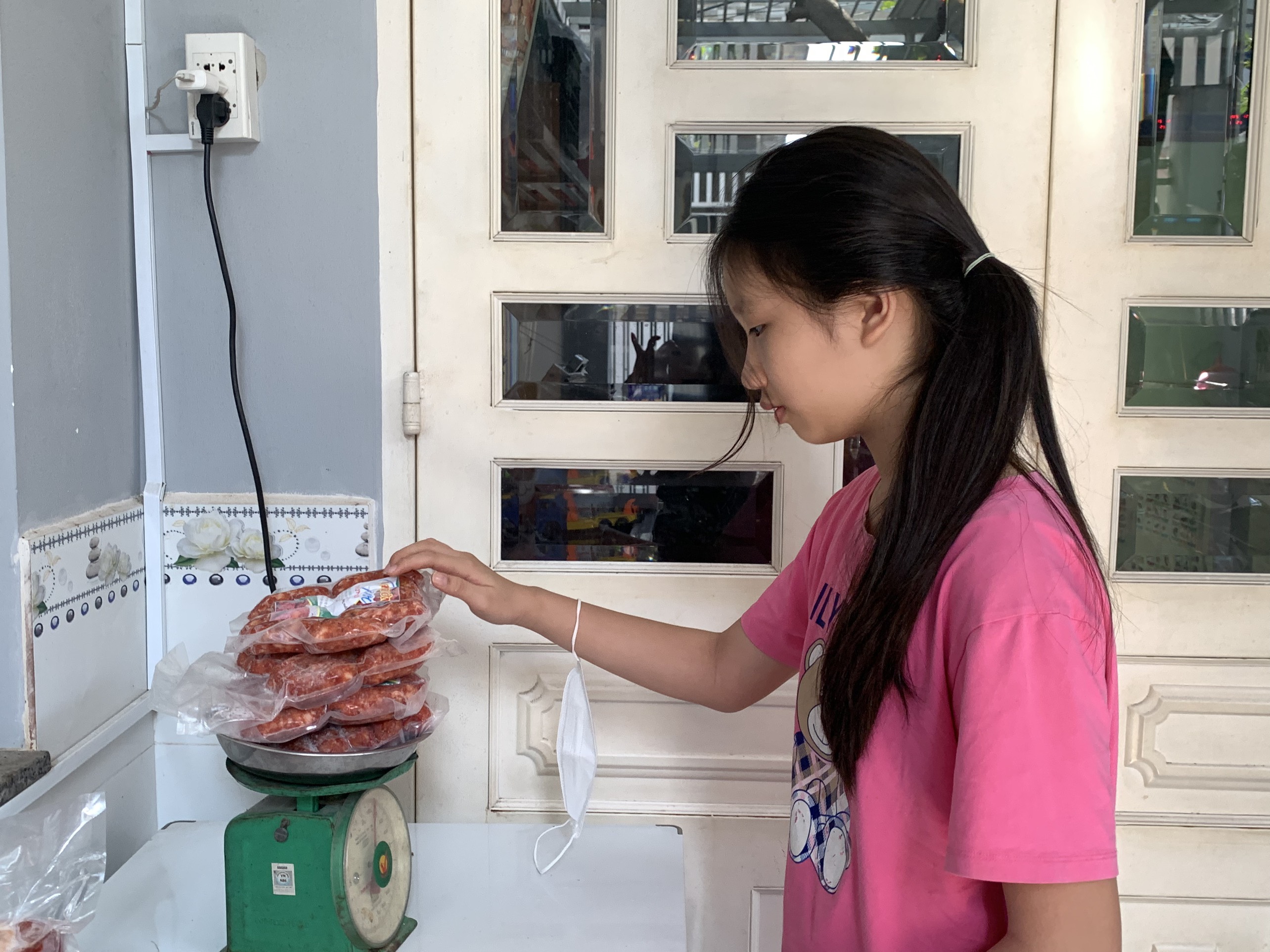 Khách chọn mua các loại đặc sản vùng miền tại cửa hàng 240/28D (Nguyễn Hữu Cảnh, TP.Vũng Tàu).