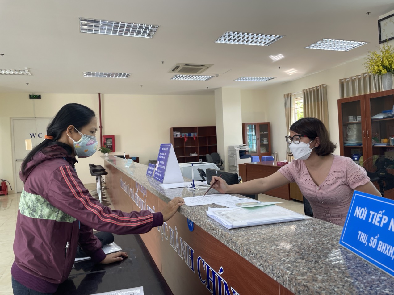Nhân viên BHXH tỉnh hướng dẫn NLĐ làm thủ tục nhận BHXH 1 lần.