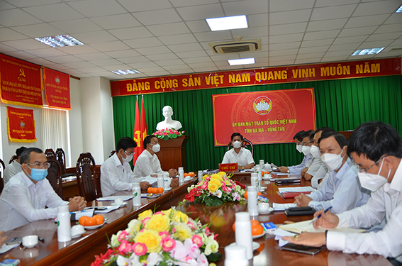 Ông Bùi Chí Thành, Ủy viên Ban Thường vụ Tỉnh ủy, Chủ tịch UBMTTQVN tỉnh và các đại biểu tham dự hội nghị tại điểm cầu BR-VT.