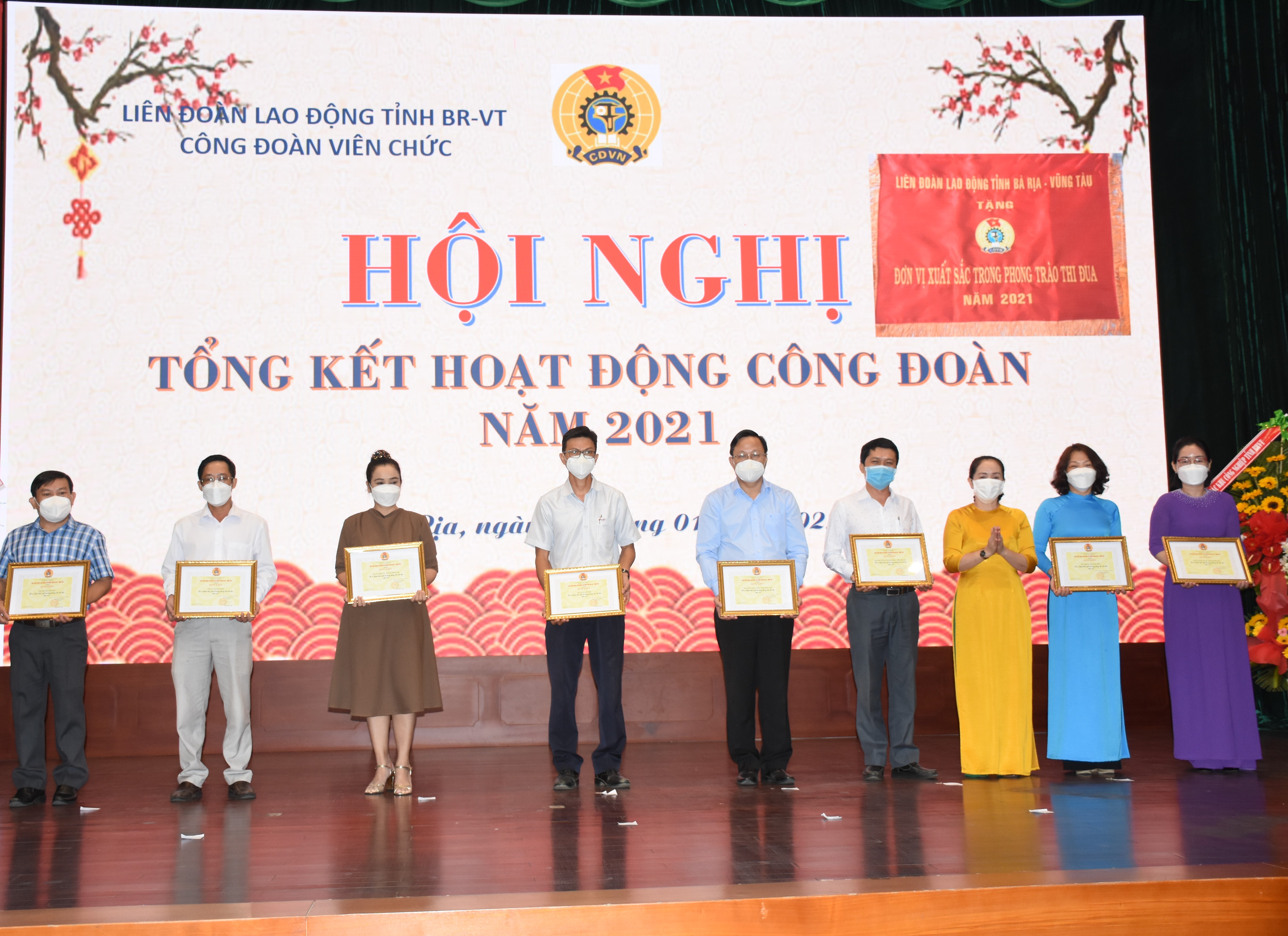 Bà Tạ Thị Hồng Hà, Phó Chủ tịch Thường trực LĐLĐ tỉnh trao Bằng khen cho các tập thể và cá nhân.