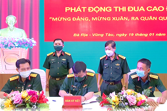 Đại diện các cơ quan, đơn vị, địa phương ký giao ước thi đua.