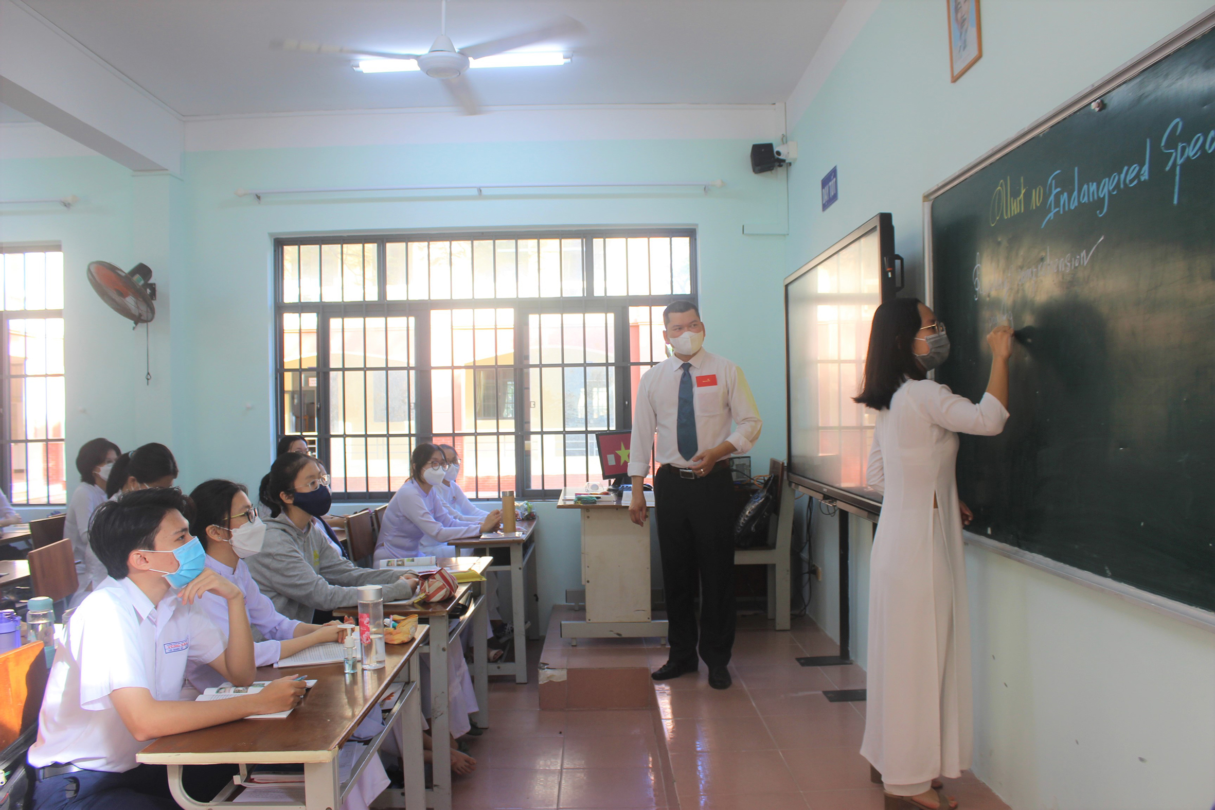 Thủ tướng Phạm Minh Chính yêu cầu cần có hướng dẫn cho học sinh từ 12 tuổi trở lên đi học trực tiếp sớm nhất có thể. Trong ảnh: HS Trường THPT Vũng Tàu (TP. Vũng Tàu) đến trường học tập trực tiếp thí điểm 2 tuần trước Tết Nguyên đán. Ảnh: KHÁNH CHI