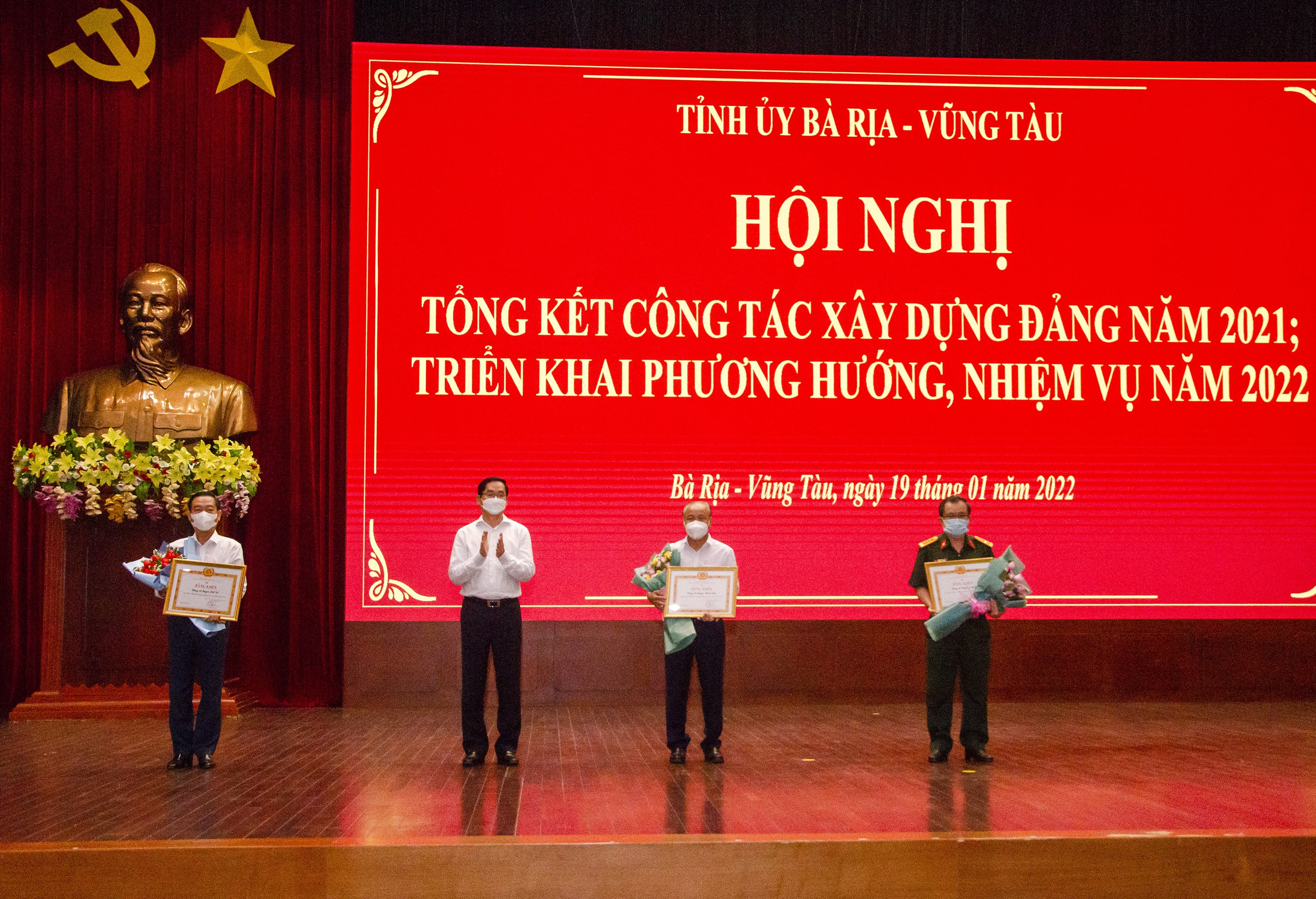 Ông Phạm Viết Thanh, Ủy viên Trung ương Đảng, Bí thư Tỉnh ủy, Chủ tịch HĐND tỉnh trao Bằng khen của BCH Đảng bộ tỉnh cho Đảng bộ Quân sự tỉnh, Đảng bộ huyện Châu Đức và Đảng bộ huyện Đất Đỏ.