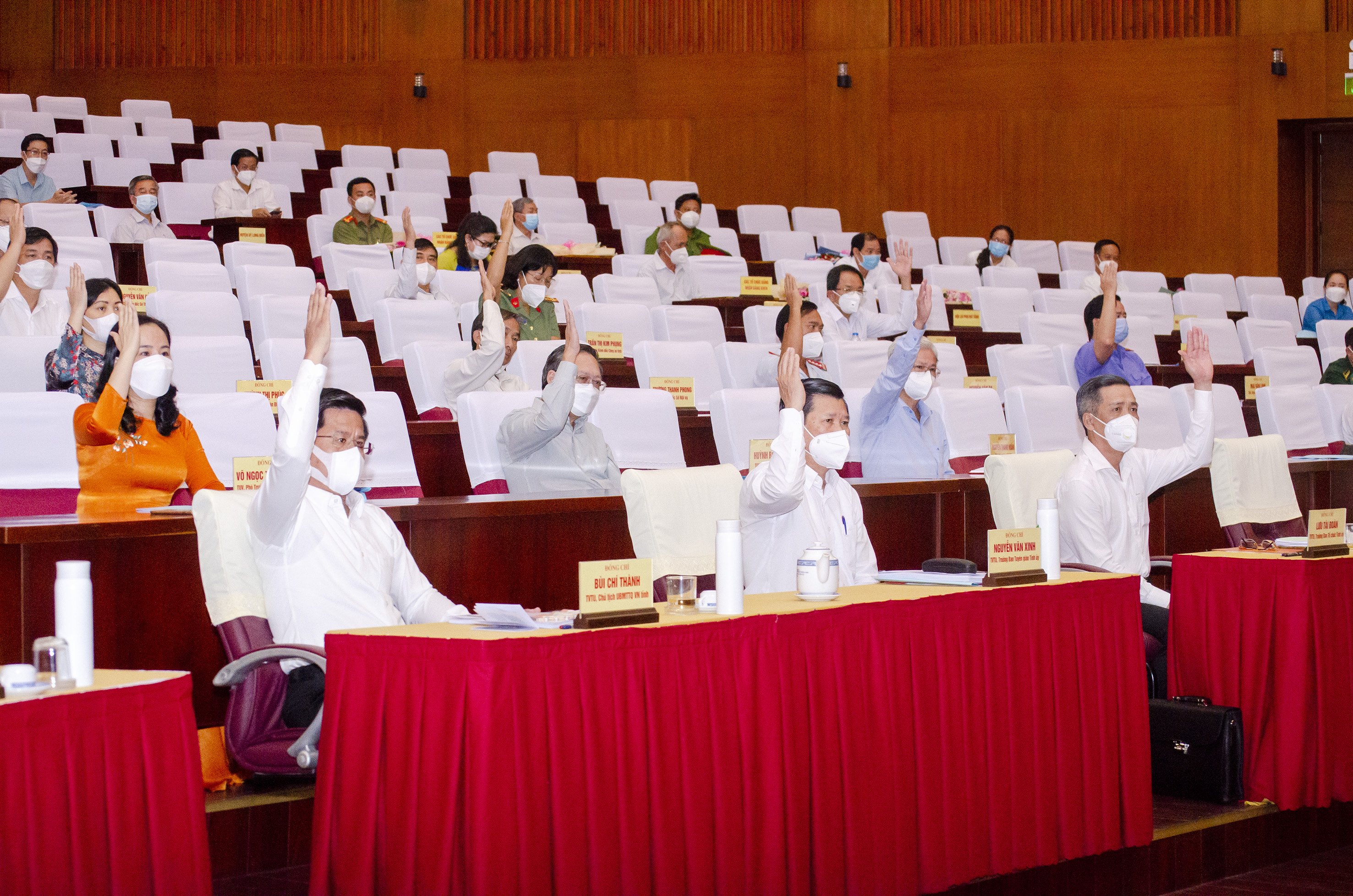 Các Ủy viên Ban Chấp hành Đảng bộ tỉnh biểu quyết thông qua dự thảo báo cáo tổng kết 15 năm thực hiện Nghị quyết Trung ương 5, khoá X về “Tiếp tục đổi mới phương thức lãnh đạo của Đảng đối với hoạt động của hệ thống chính trị” tại hội nghị.