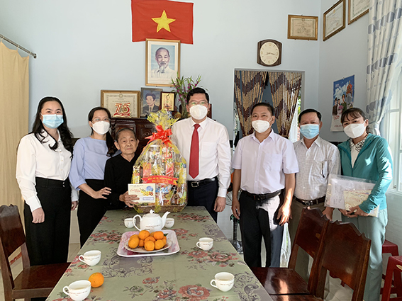 Ông Hoàng Nguyên Dinh, Chủ tịch UBND huyện Châu Đức cùng Đoàn công tác chúc Tết, tặng quà Mẹ VNAH La Thị Biên (xã Nghĩa Thành). Ảnh: THÁI BÌNH
