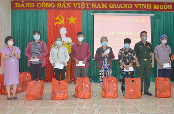 Đại diện Ban Chỉ huy Biên phòng cửa khẩu cảng BR-VT và Đảng ủy phường 11 trao quà Tết cho người dân có hoàn cảnh khó khăn trên địa bàn phường. Ảnh: NHÂN ĐOÀN