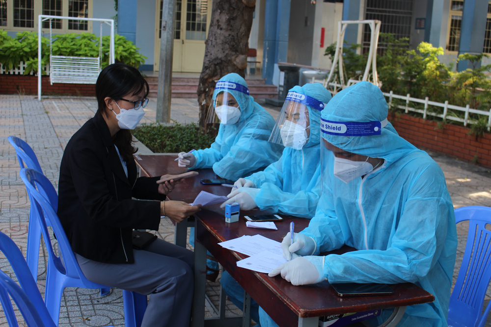 Người dân được tư vấn, khám sàng lọc trước khi tiêm vắc xin phòng COVID-19 tại 1 điểm tiêm trên địa bàn TP.Vũng Tàu. Ảnh: HOÀNG HƯỜNG 