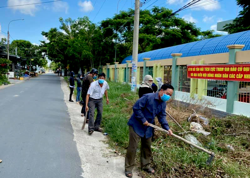 Bảo vệ môi trường, giữ gìn cảnh quan sạch đẹp là 1 trong 6 nhóm giải pháp trọng tâm trong kế hoạch xây dựng NTM thời gian tới. Trong ảnh: Người dân tham gia dọn dẹp vệ sinh, bảo vệ môi trường trên các tuyến đường xã Tân Hải, TX. Phú Mỹ