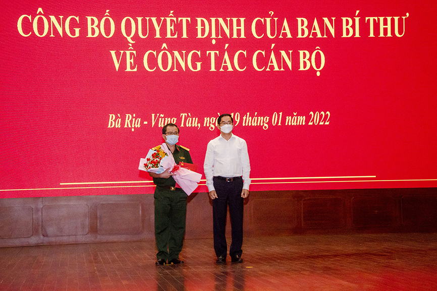 Bí thư Tỉnh ủy Phạm Viết Thanh trao Quyết định của Ban Bí thư chuẩn y Đại tá Nguyễn Tâm Hùng, Tỉnh ủy viên, Chỉ huy Trưởng Bộ CHQS tỉnh BR-VT giữ chức Ủy viên Ban Thường vụ Tỉnh ủy BR-VT, nhiệm kỳ 2020-2025.