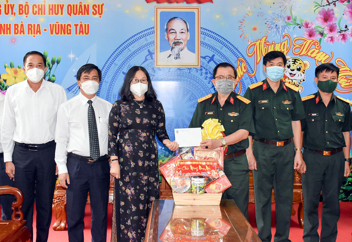Bà Nguyễn Thị Yến, Phó Bí thư Thường trực Tỉnh ủy, Trưởng Đoàn ĐBQH tỉnh thăm, chúc Tết cán bộ, chiến sĩ Bộ CHQS tỉnh.