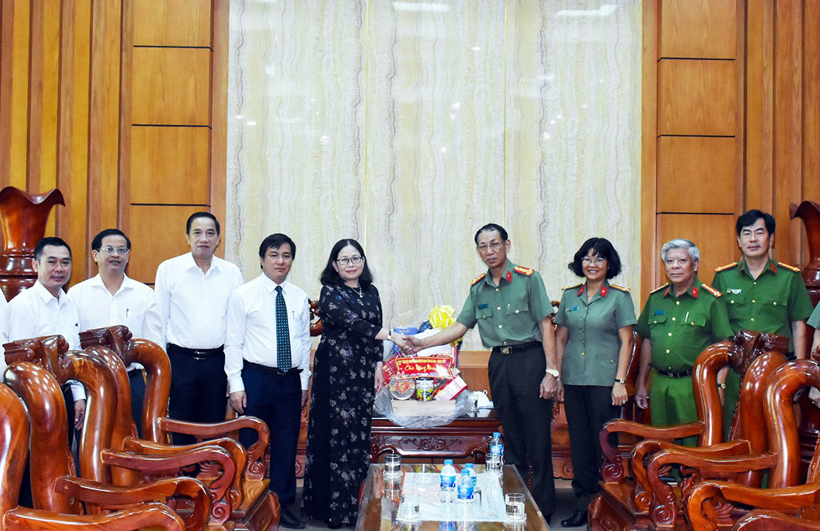 Bà Nguyễn Thị Yến, Phó Bí thư Thường trực Tỉnh ủy, Trưởng Đoàn ĐQBH tỉnh thăm, chúc Tết cán bộ, chiến sĩ Công an tỉnh.