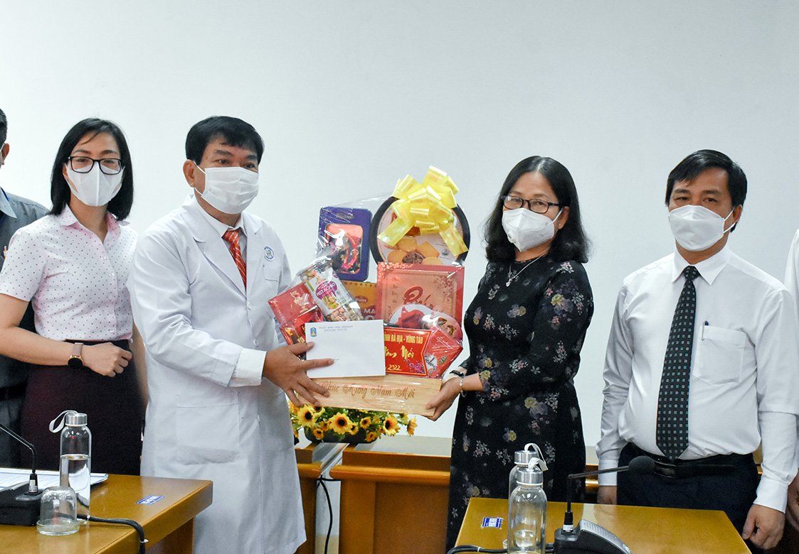 Bà Nguyễn Thị Yến, Phó Bí thư Thường trực Tỉnh ủy, Trưởng Đoàn ĐBQH tỉnh thăm, chúc Tết cán bộ, y, bác sĩ, nhân viên Bệnh viện Bà Rịa.