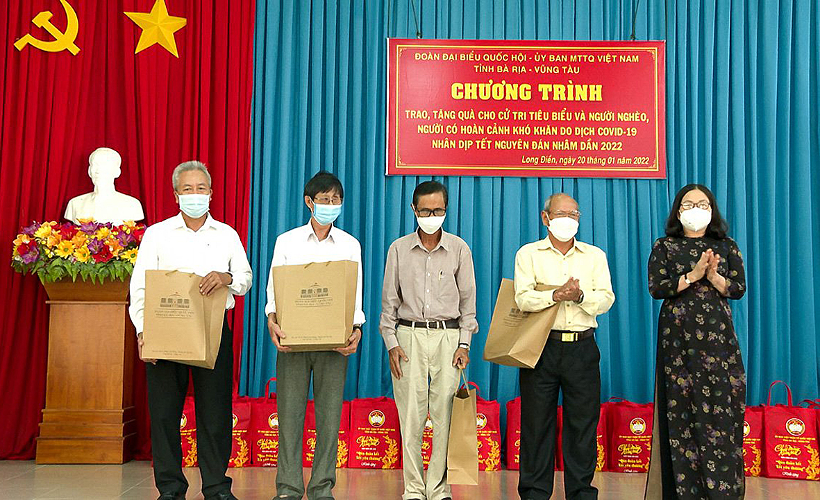 Bà Nguyễn Thị Yến, Phó Bí thư Thường trực Tỉnh ủy, Trưởng Đoàn ĐBQH tỉnh tặng quà cho các cử tri tiêu biểu trên địa bàn huyện Long Điền.