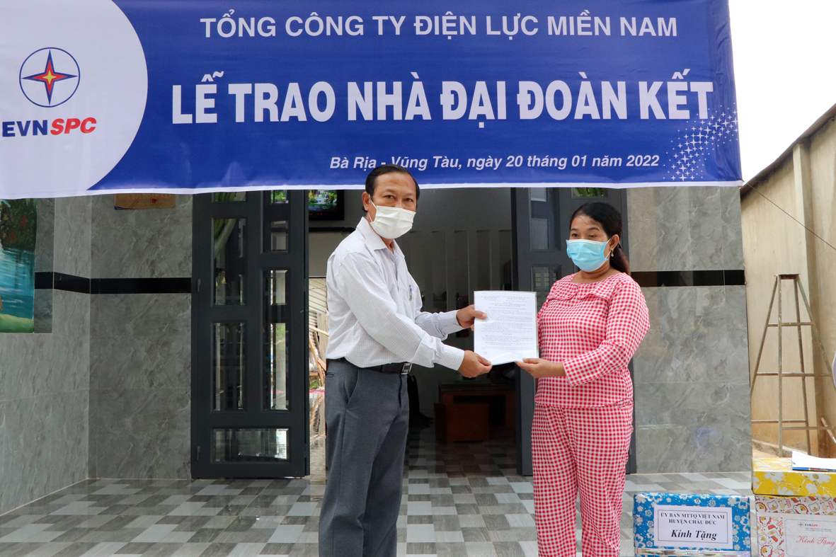 Ông Trần Như Chương, Phó Chủ tịch Ủy ban MTTQ Việt Nam huyện Châu Đức trao Quyết định bàn giao nhà Đại đoàn kết cho bà Dương Thị Ngọc Lan (con gái của ông Dương Văn Hòa).
