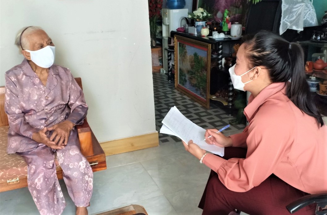 Phóng viên Báo Bà Rịa-Vũng Tàu trao đổi với bà Đỗ Thị Tuất về mong muốn được cấp đất ở cho gia đình bà.