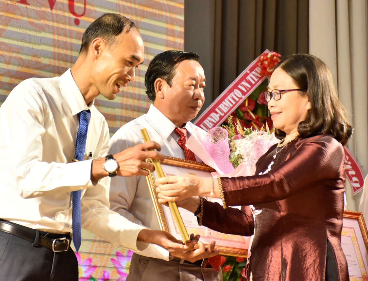 Bà Nguyễn Thị Yến, Phó Bí thư Thường trực Tỉnh ủy, Trưởng Đoàn ĐBQH tỉnh trao bằng khen của UBND tỉnh cho các tập thể có thành tích xuất sắc trong xây dựng NTM.