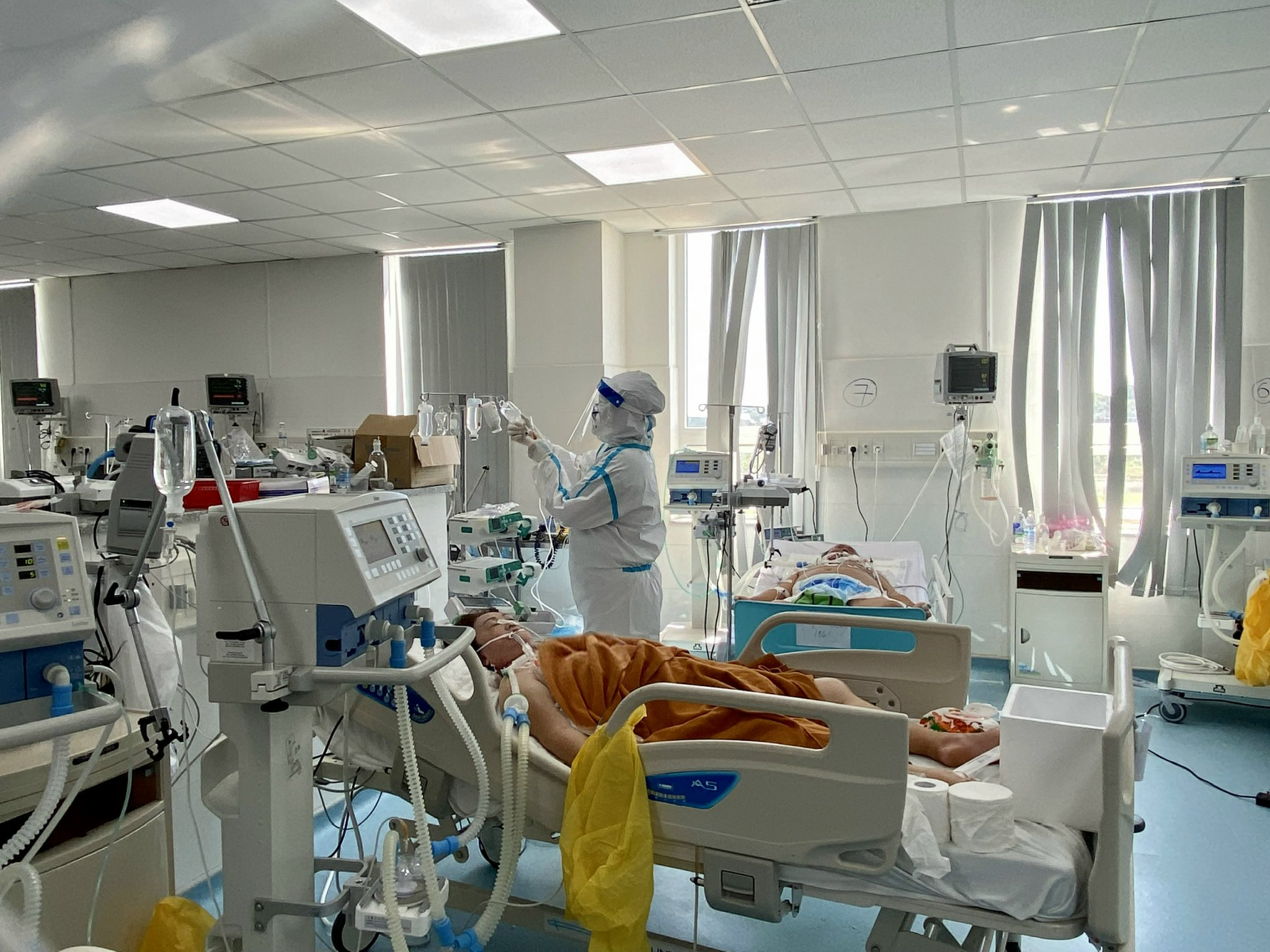 Bệnh nhân COVID-19 cần tuân thủ phác đồ điều trị của nhân viên y tế.  Trong ảnh: Bác sĩ Bệnh viện Vũng Tàu điều trị cho bệnh nhân COVID-19 nặng (ảnh mang tính minh họa).
