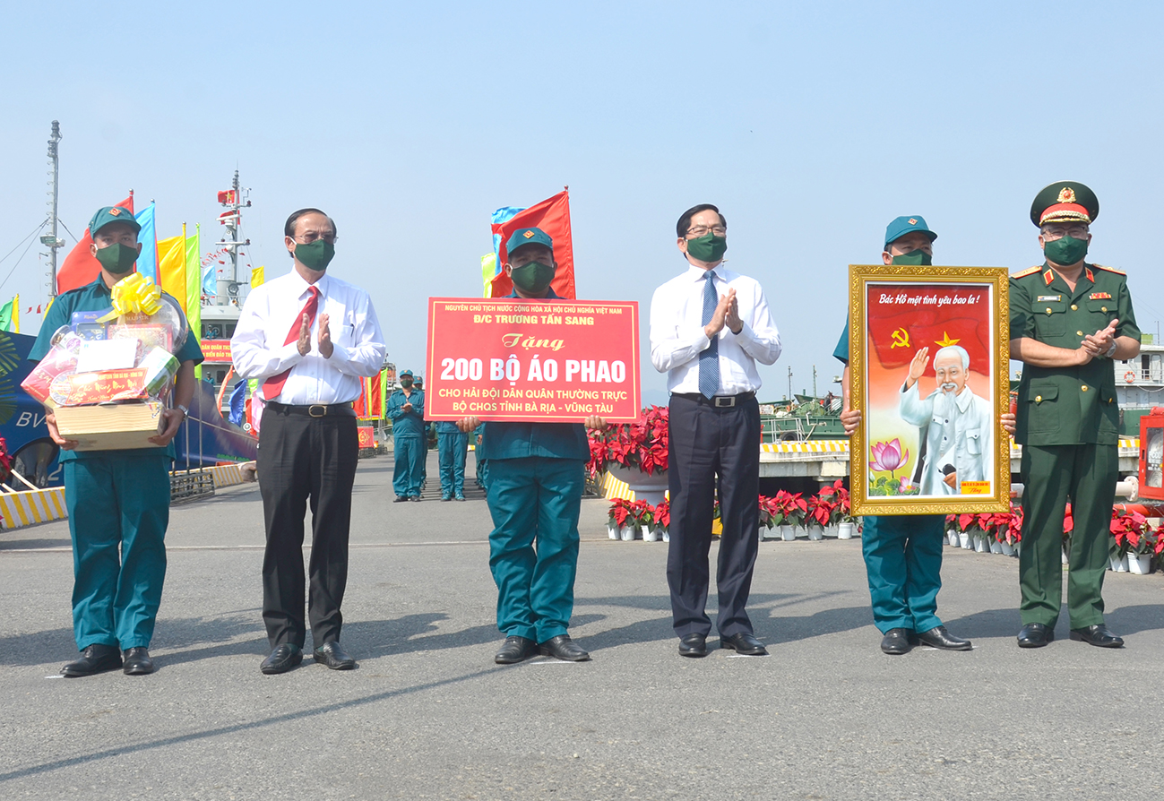 Thiếu tướng Du Trường Giang, Phó Tư lệnh Quân khu 7 (thứ nhất, bên phải); ông Phạm Viết Thanh, Ủy viên Trung ương Đảng, Bí thư Tỉnh ủy, Chủ tịch HĐND tỉnh và ông Nguyễn Văn Thọ, Chủ tịch UBND tỉnh (thứ hai bên trái) trao quà cho Hải đội dân quân thường trực tỉnh.