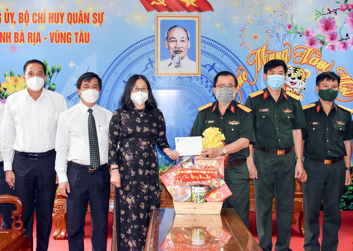 Bà Nguyễn Thị Yến, Phó Bí thư Thường trực Tỉnh ủy, Trưởng Đoàn ĐBQH tỉnh thăm, chúc Tết cán bộ, chiến sĩ Bộ CHQS tỉnh. 