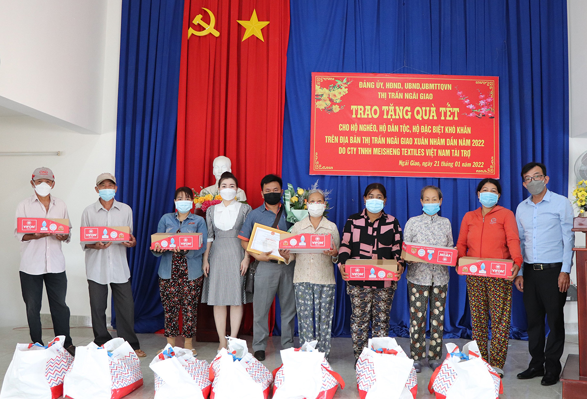 Lãnh đạo UBND TT. Ngãi Giao (huyện Châu Đức) và Công ty TNHH Mei Sheng Textiles Việt Nam trao quà Tết cho người nghèo.