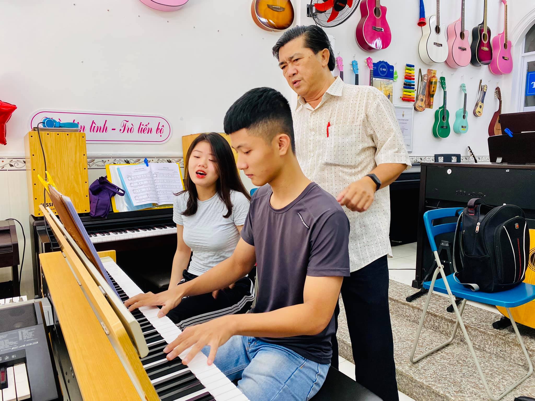 Một buổi tập nhạc với các em Flames band tại Trung tâm âm nhạc Thiên Lý.