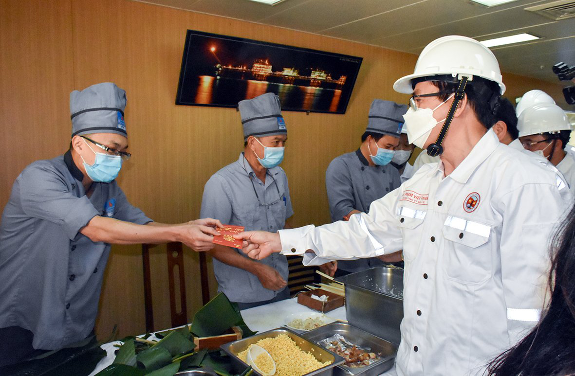 Ông Phạm Viết Thanh, Ủy viên Trung ương Đảng, Bí thư Tỉnh ủy, Chủ tịch HĐND tỉnh BR-VT lì xì chúc mừng năm mới các đầu bếp tại Giàn CNTT 3.
