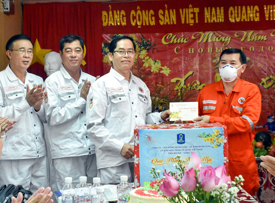 Ông Phạm Viết Thanh, Ủy viên Trung ương Đảng, Bí thư Tỉnh ủy, Chủ tịch HĐND tỉnh BR-VT tặng quà Tết và chúc mừng năm mới đại diện Giàn CNTT 3.