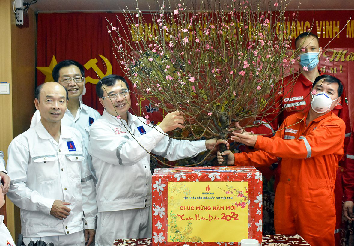 Ông Hoàng Quốc Vượng, Chủ tịch Hội đồng thành viên PVN (thứ 3 từ trái qua) tặng quà và cành đào chúc mừng năm mới đại diện Giàn CNTT 3.