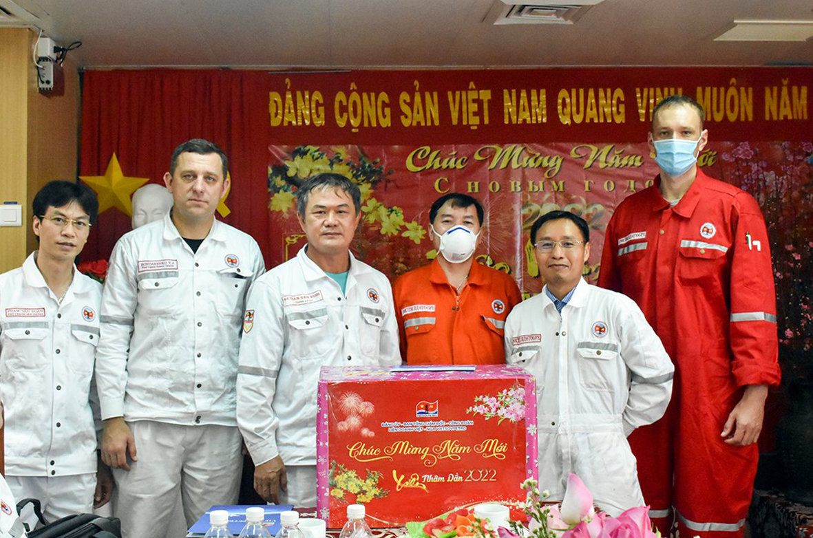 Lãnh đạo Vietsovpetro tặng quà Tết và chúc mừng năm mới đại diện Giàn CNTT 3.