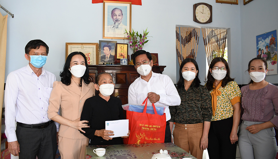 Đoàn do ông Bùi Chí Thành, Ủy viên Ban Thường vụ Tỉnh ủy, Chủ tịch UBMTTQVN tỉnh làm Trưởng Đoàn đã đến thăm Mẹ VNAH La Thị Biên (xã Nghĩa Thành, huyện Châu Đức). Ảnh: HUYỀN TRANG.