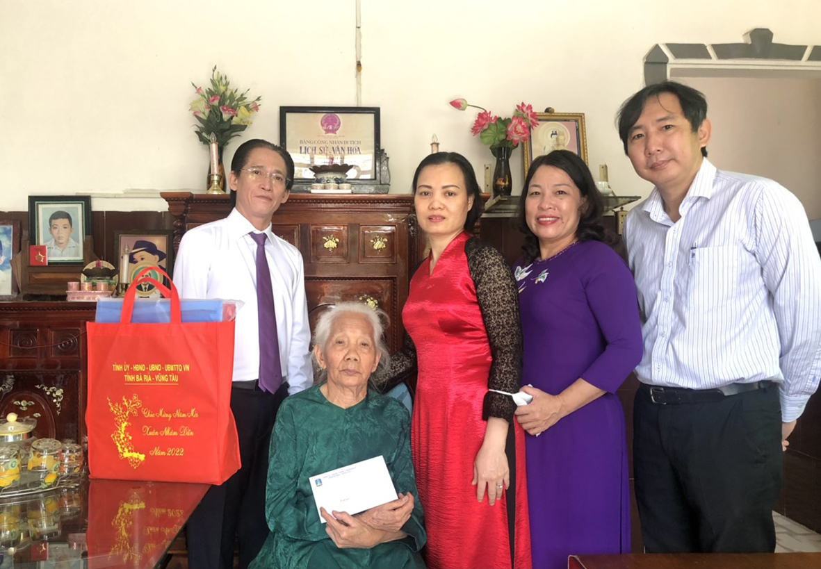 Đoàn do bà Huỳnh Thị Phúc, Phó Đoàn ĐBQH tỉnh làm Trưởng Đoàn thăm chúc Tết Mẹ VNAH Trần Thị Trinh tại xã Hoà Long, TP. Bà Rịa. ẢNH: KIM HỒNG
