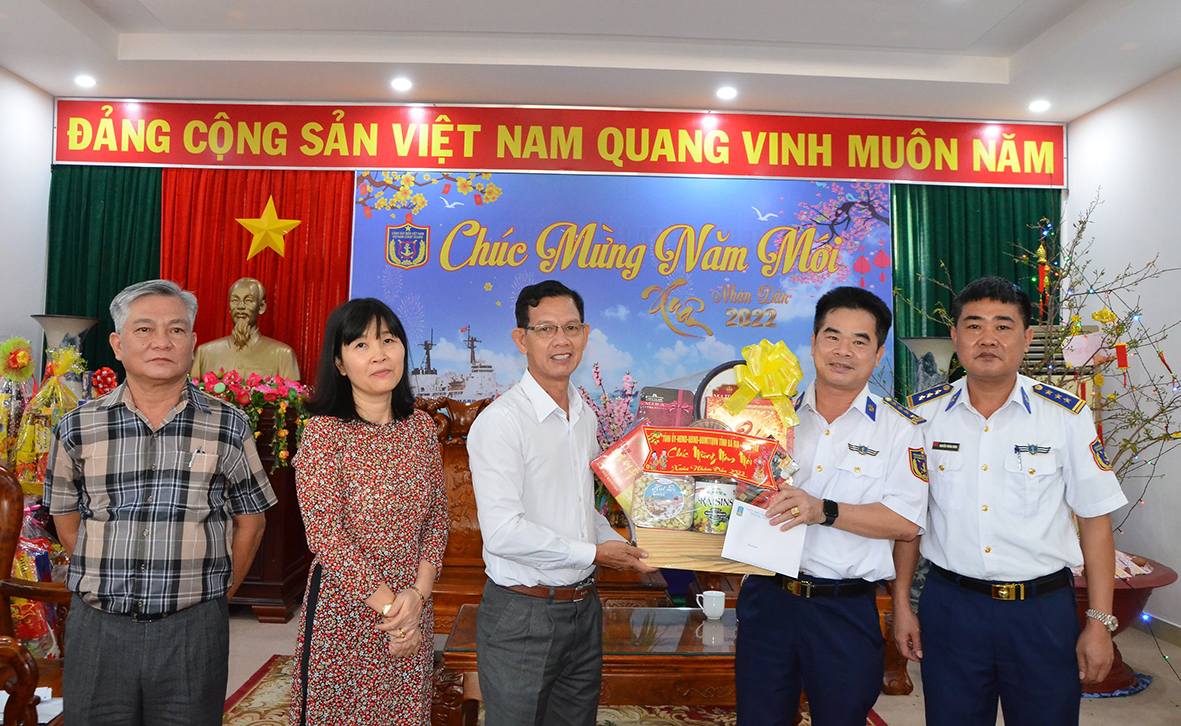 Đoàn do ông Nguyễn Văn Lợi, Phó Trưởng Ban Dân vận Tỉnh ủy làm Trưởng Đoàn thăm, tặng quà Tết Bộ Tư lệnh Vùng Cảnh sát biển 3. Ảnh: THI PHONG