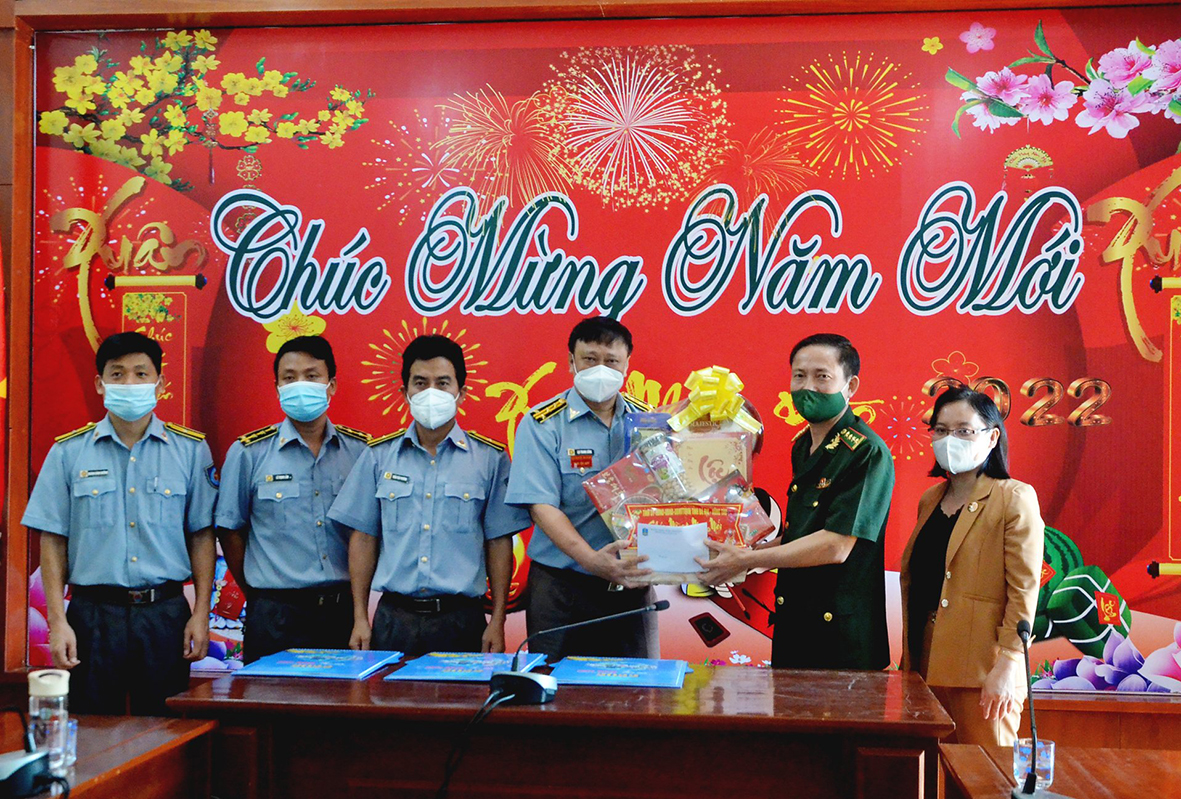 Đoàn do Đại tá Nguyễn Văn Thống, Phó Chính ủy Bộ Chỉ huy Bộ đội Biên phòng tỉnh làm Trưởng Đoàn tặng quà Tết Chi đội Kiểm ngư số 2. Ảnh: VÂN ANH